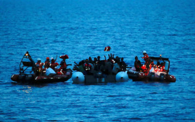 عشرات المهاجرين عالقون قبالة السواحل التونسية