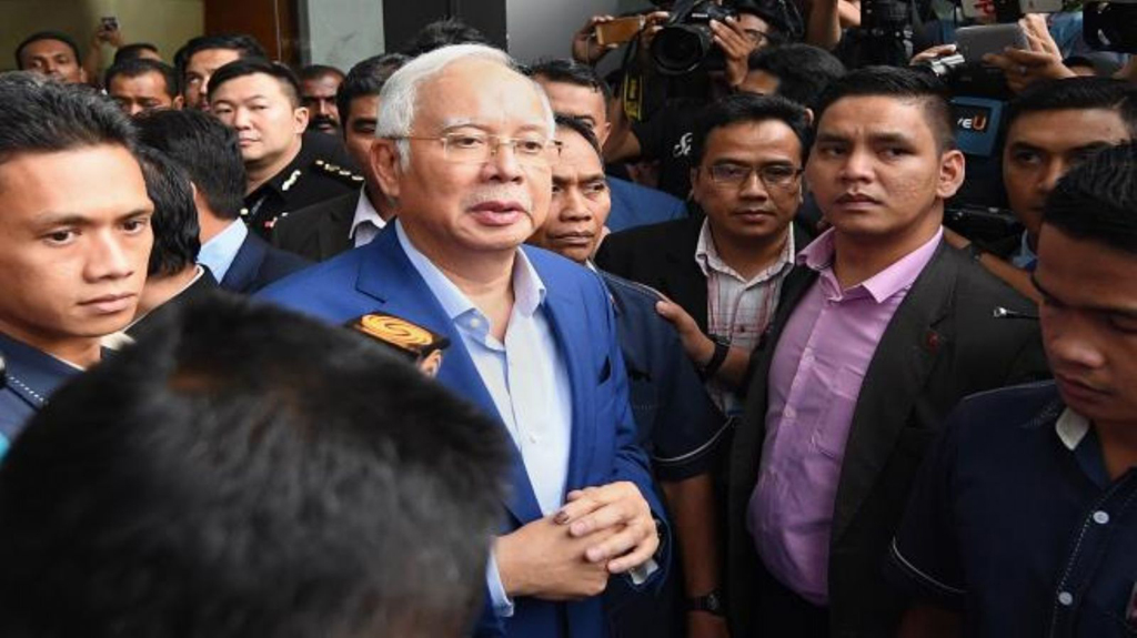 القضاء الماليزي يوجه تهمة الفساد الى رئيس الوزراء السابق نجيب رزاق