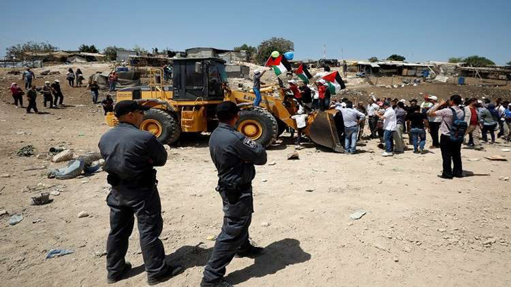 سلطات الاحتلال تنفذ أعمال تجريف واسعة بمخيم شعفاط للاجئين