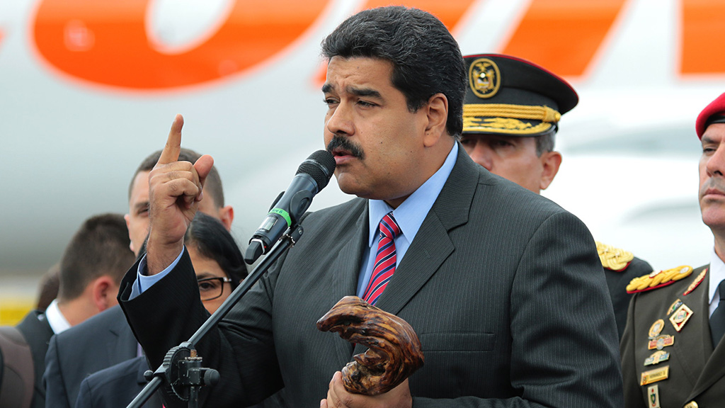 مادورو يرشّ الصحافيين بمواد التعقيم