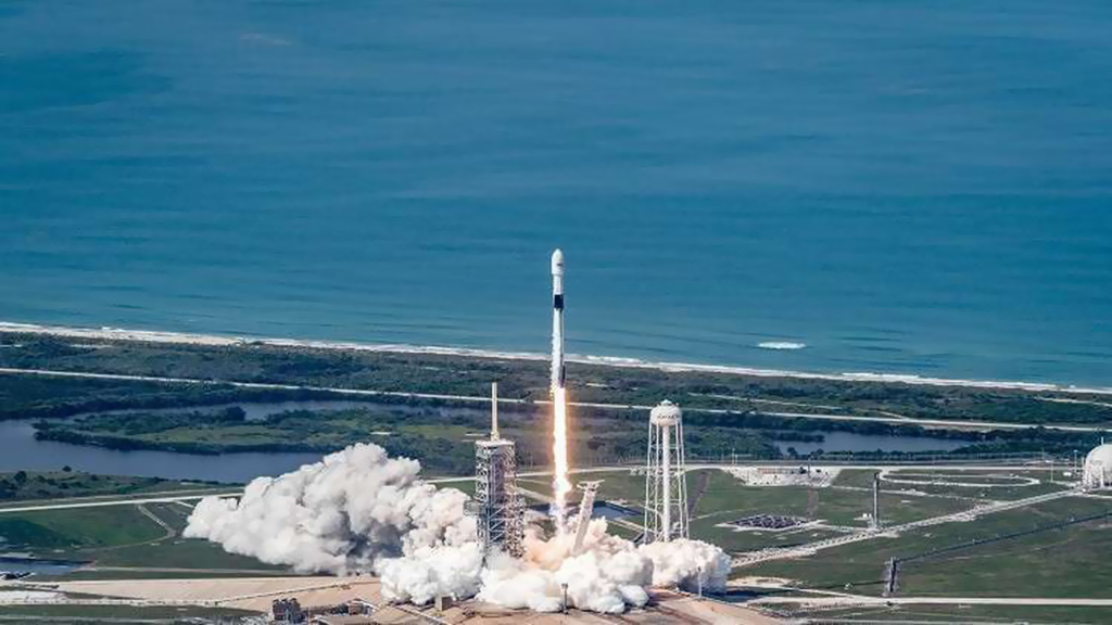 “سبيس إكس” تُطلق قمرا اصطناعيا وتنتظر عودة الصاروخ