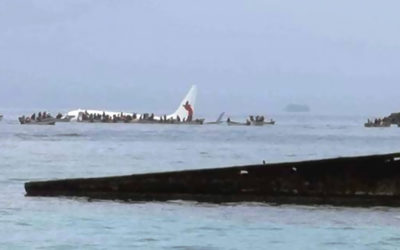 سقوط طائرة ركاب في بحيرة خلال هبوطها في جزيرة في المحيط الهادىء
