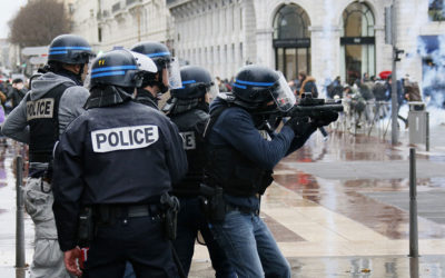 الشرطة الفرنسية تشتبك مع محتجين خلال مظاهرة بسبب وفاة شاب