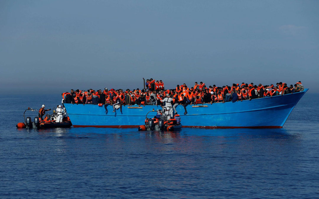 إنقاذ 85 مهاجرا كانوا على متن قارب مطاطي من الغرق قرب السواحل الليبية