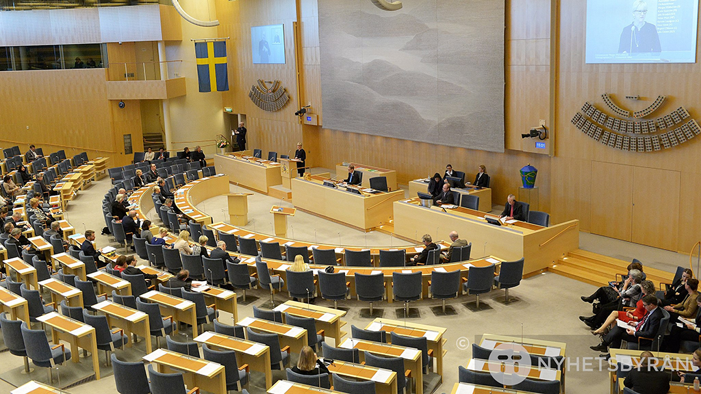 البرلمان السويدي يقيل رئيس الحكومة في تصويت لحجب الثقة