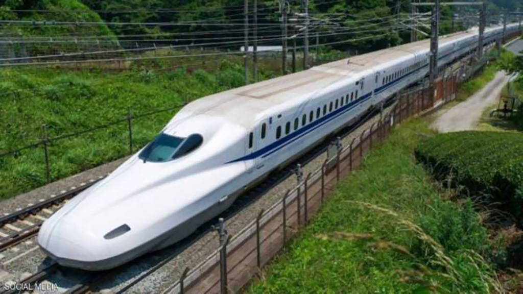 أسرع قطار ياباني يوقف “تدريبات الرعب” تحت القضبان