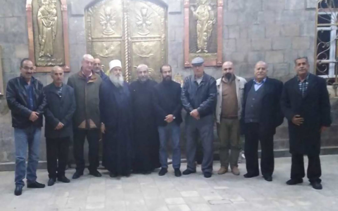 راعي أبرشية الروم الأرثوذكس في ريف دمشق يفتح الكنيسة لتقبل التعازي بالشهيد محمد ابوذياب