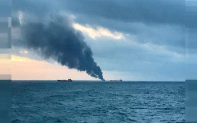 مقتل 10 أشخاص في احتراق سفينتين قرب مضيق كيرتش في القرم