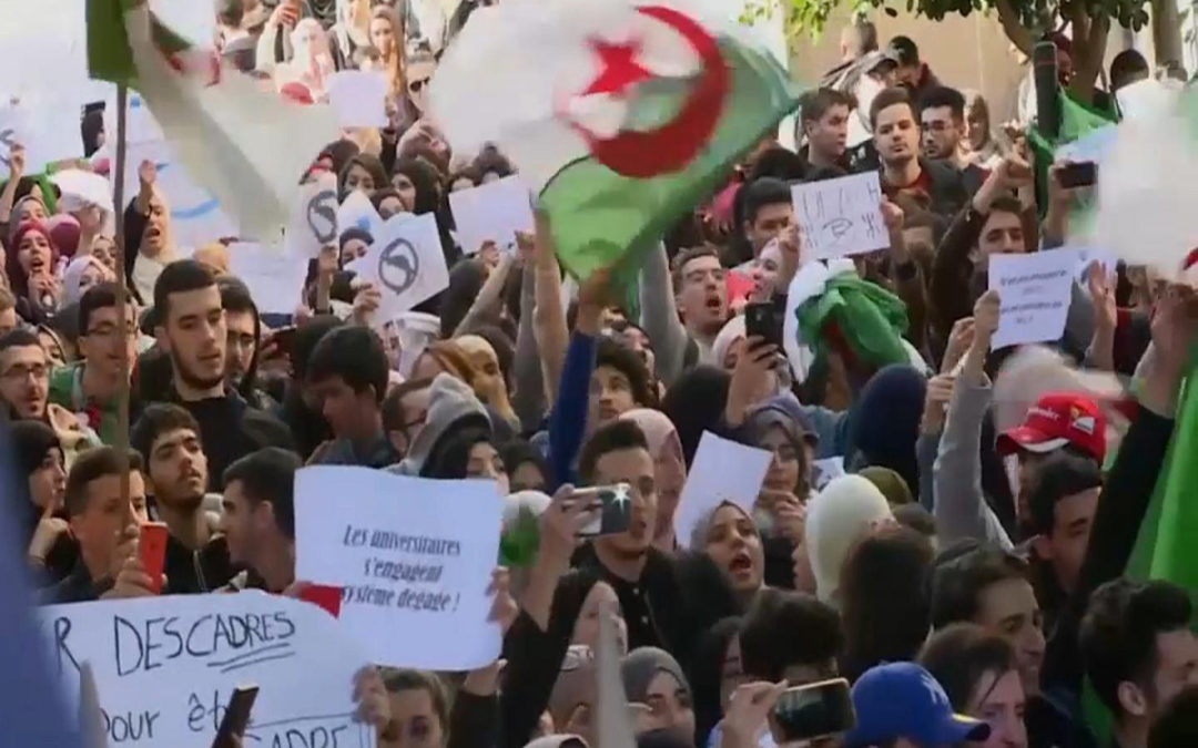 الآلاف يتظاهرون في الجزائر والشرطة تدفع بتعزيزات أمنية إلى محيط قصر الرئاسة