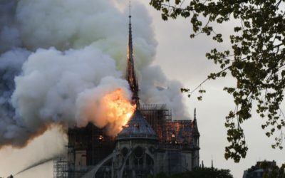 رئيسة بلدية باريس: “حريق رهيب” في كاتدرائية نوتردام