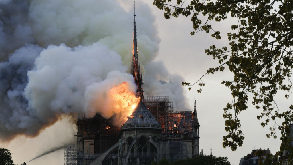 رئيسة بلدية باريس: “حريق رهيب” في كاتدرائية نوتردام