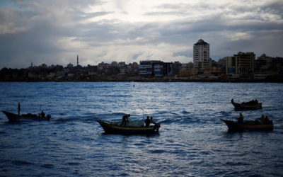 زوارق الاحتلال تستهدف الصيادين في بحر السودانية