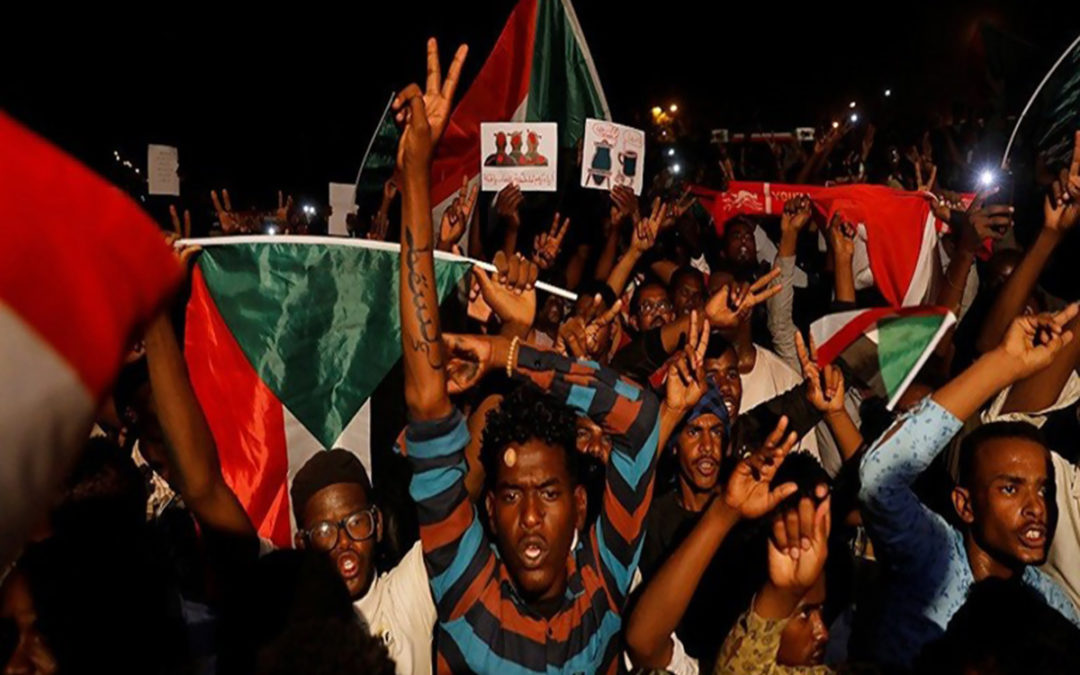 المعارضة السودانية تحذر من محاولات فض الاعتصام بإغراق ساحته بمياه الصرف الصحي