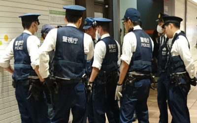 اعتقال رجل لطعنه شرطيا والاستيلاء على سلاحه في اليابان