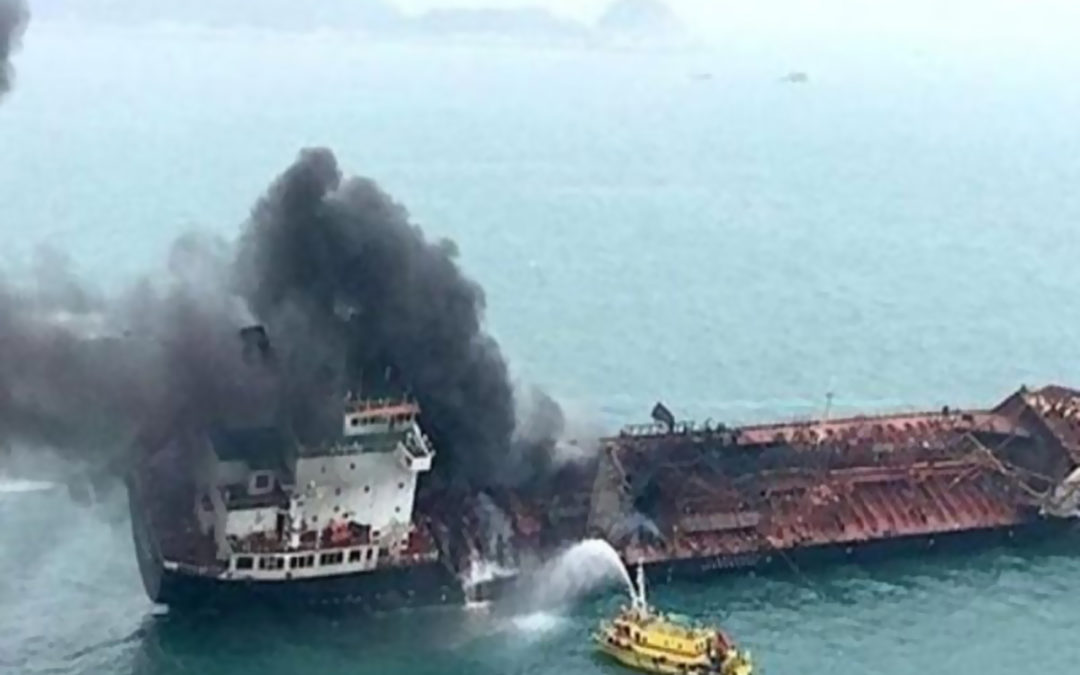 سفن إيرانية انتشلت 44 بحارا من ناقلتي النفط المعطوبتين