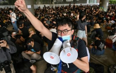 متظاهرون يحاولون اقتحام البرلمان في هونغ كونغ