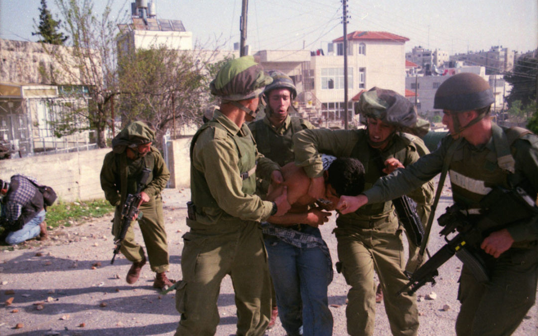 إصابة فلسطيني واعتقال 34 خلال اقتحام قوات الاحتلال مناطق بالضفة الغربية