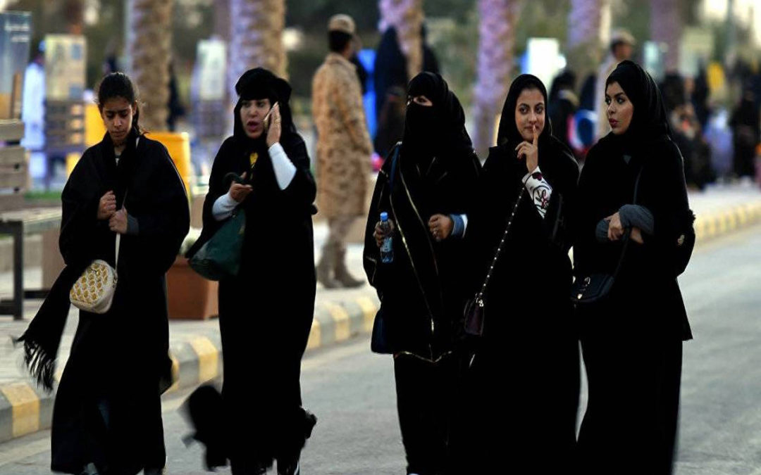 السماح للمرأة السعودية بالسفر دون اشتراط موافقة “ولي الأمر”