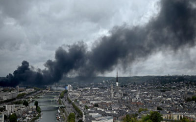 السلطات الفرنسية حذرت من خطر تلوث نهر السين بسبب حريق المصنع الكيميائي