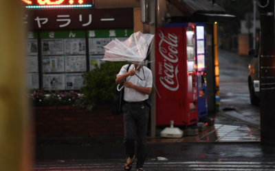 اعصار عنيف يضرب طوكيو ويتسبب باضطرابات في حركة النقل