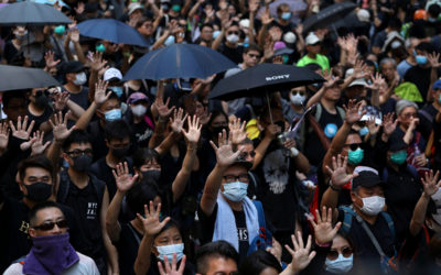 المحتجون يتدفقون على شوارع هونغ كونغ مع احتفال الصين بذكرى تأسيسها