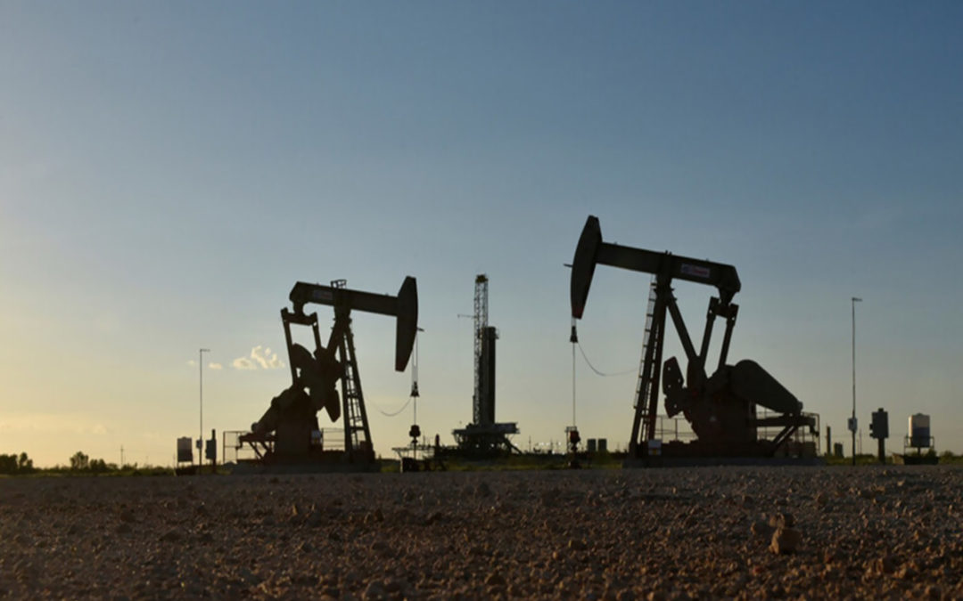 النفط يستقر متأثرا بمخاوف رفع الفائدة وتبدد آمال تعافي الطلب