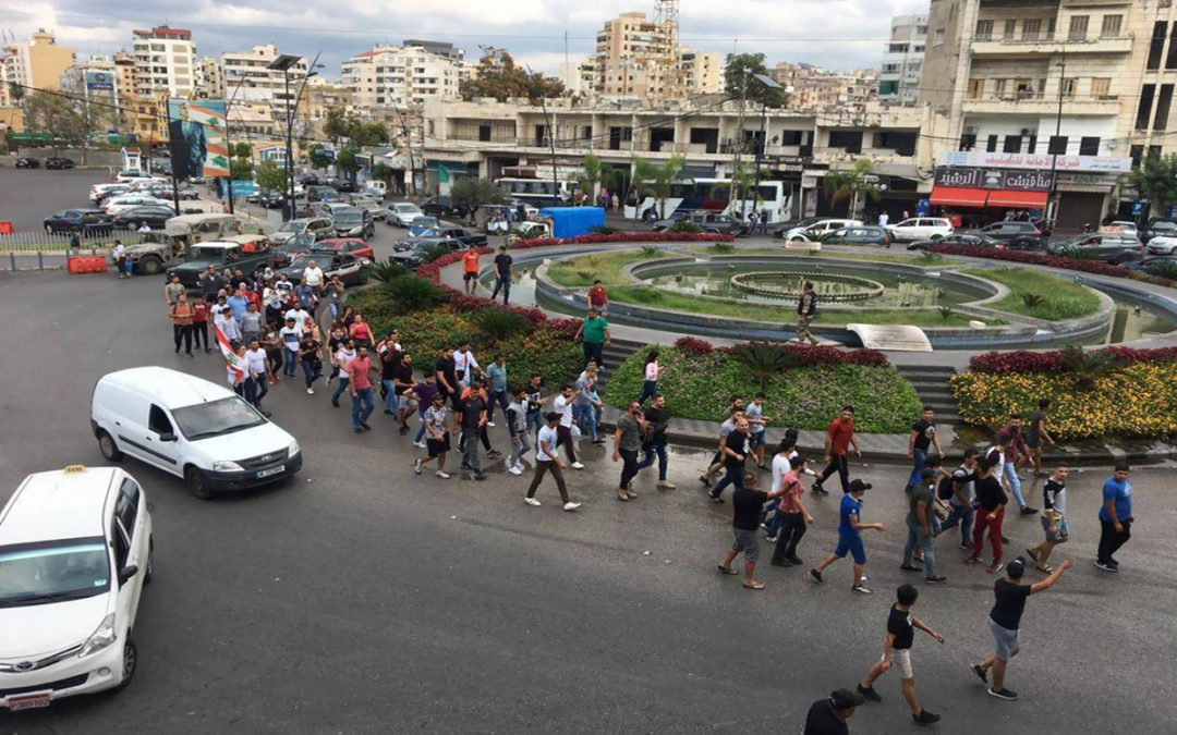 المسيرة الطالبية في صيدا توقفت امام مصرف لبنان
