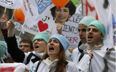 إضرابات فرنسا.. مئات الأطباء يهددون بالاستقالة احتجاجا على قلة التمويل
