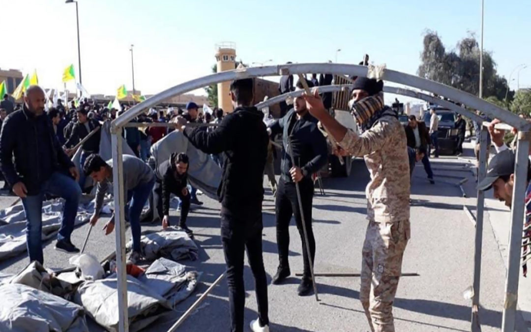 محتجون يهاجمون البوابة الرئيسية للسفارة الأميركية في بغداد