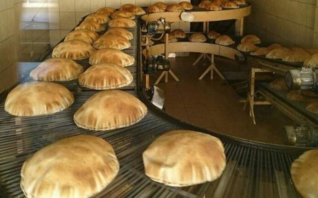 موزعو الخبز يحتجون أمام وزارة الإقتصاد على تسليمهم الربطة بـ 1500