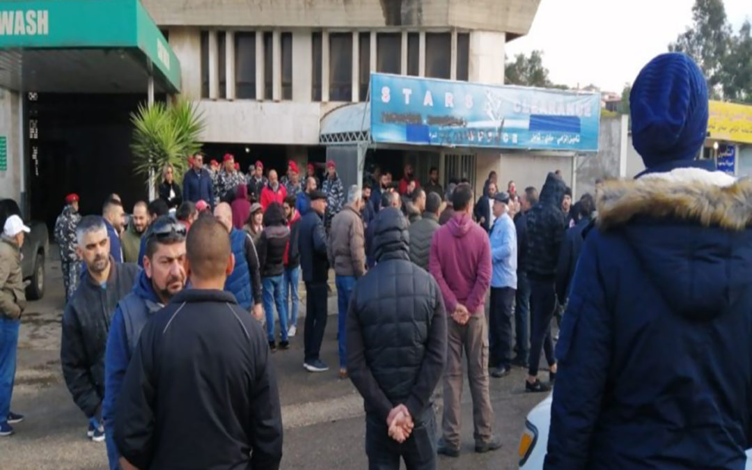 تواصل الإحتجاجات وإقفال للمؤسسات والإدارات الرسمية وقطع للطرقات في بعض المناطق اللبنانية