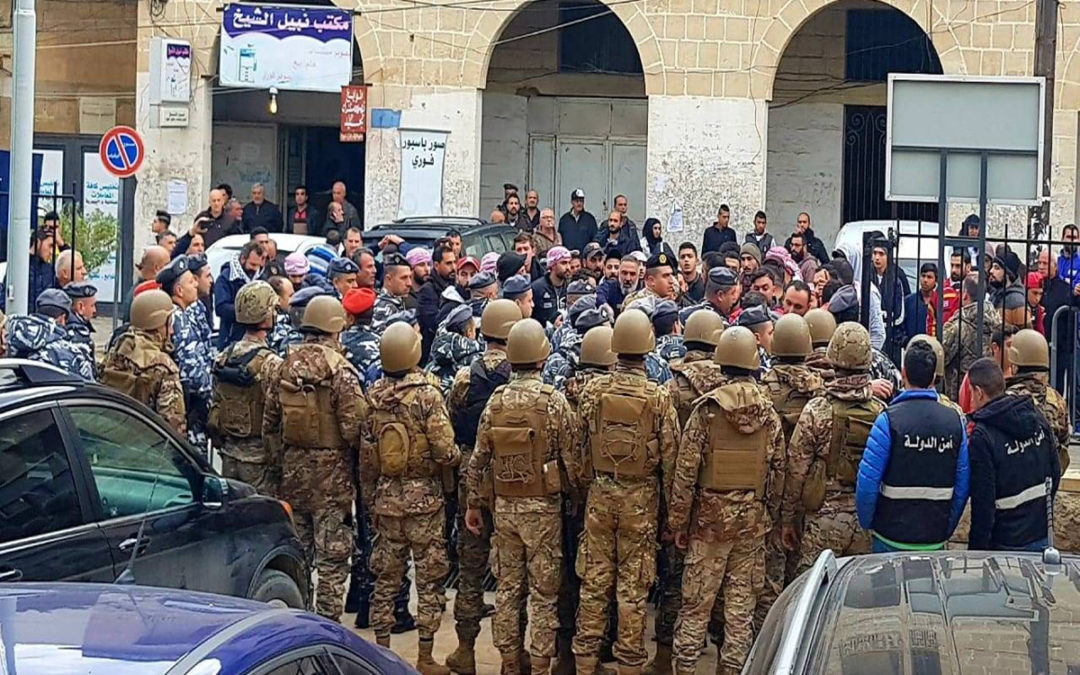المحتجون اخترقوا سياج سرايا حلبا والقوى الامنية أخرجتهم