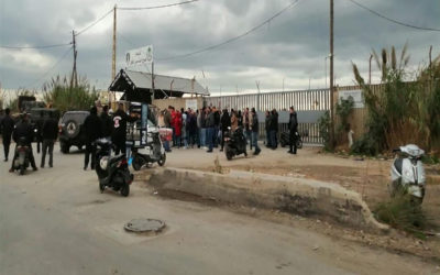 محتجون أمام مرفأ طرابلس وإقفال مؤسسات عامة