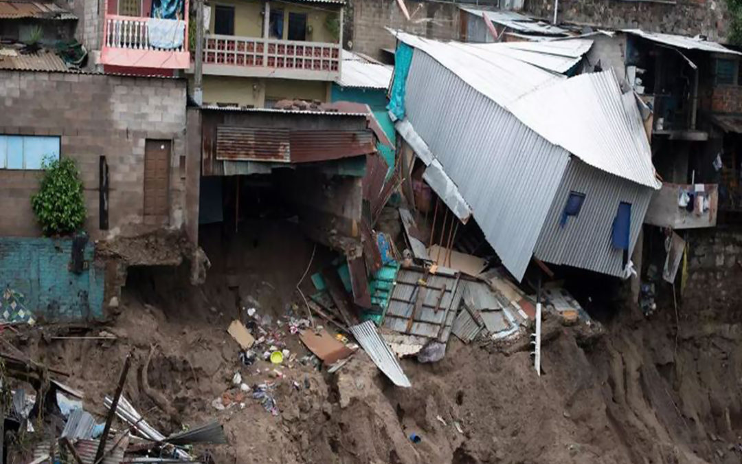 عاصفة استوائية تضرب السلفادور وغواتيمالا ووفاة 14 شخصا على الأقل
