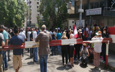 ناشطون يعتصمون أمام مقر فرع المعلومات بالأشرفية للمطالبة بإطلاق زملائهم الذين تم توقيفهم أمس