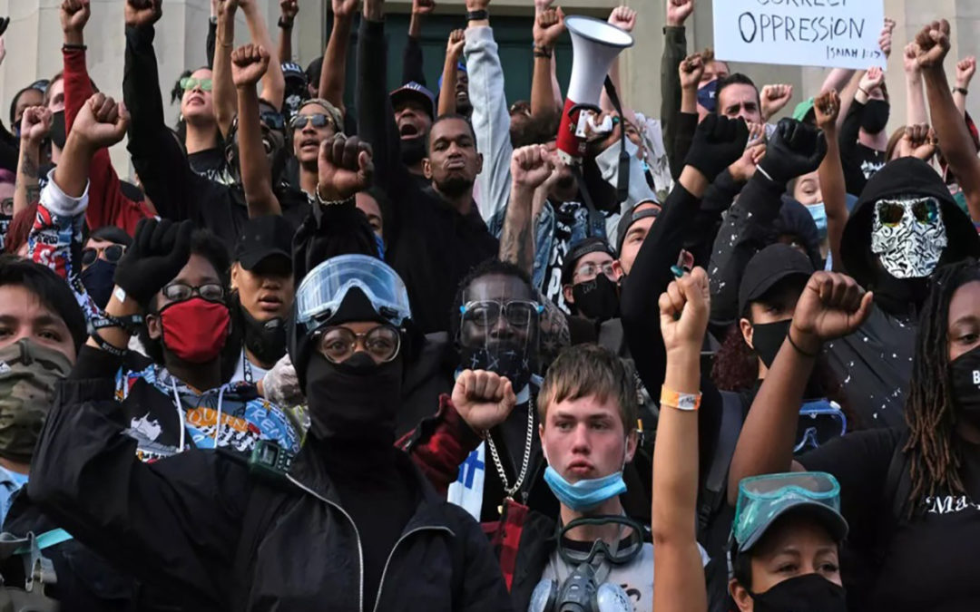 متظاهرون مناهضون للعنصرية تحدوا حظر التجول في لويفيل الأميركية