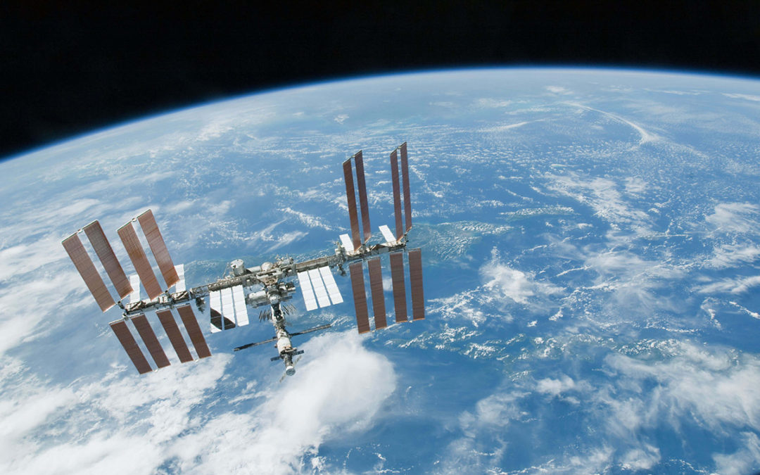 انطلاق مركبة “سويوز” المأهولة في أقصر رحلة إلى المحطة الفضائية الدولية