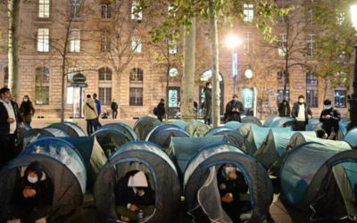 الشرطة الفرنسية اطلقت الغاز المسيل لتفكيك مخيم للمهاجرين وسط باريس