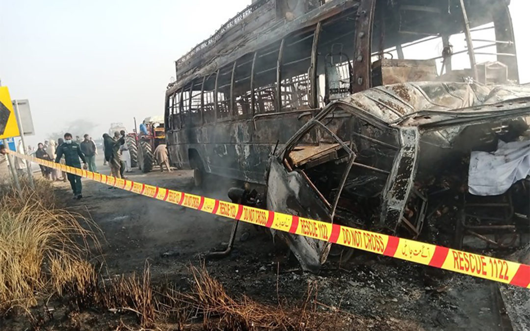 مقتل 13 شخاص وإصابة 17 آخرين جراء تصادم بين حافلة وشاحنة في باكستان