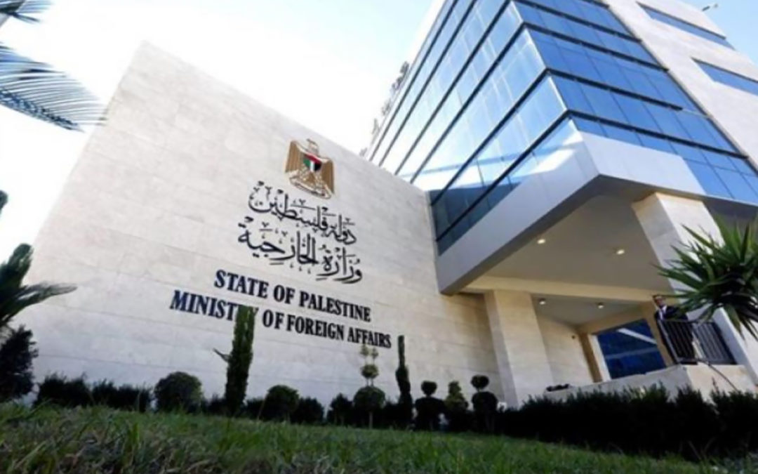 الخارجية الفلسطينية طالبت المجتمع الدولي بالضغط على “إسرائيل” للتوقف عن ملاحقة محافظ القدس