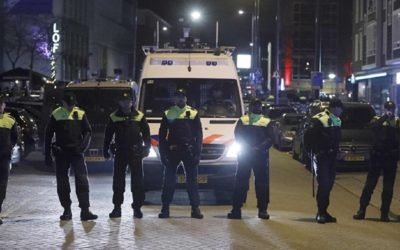 الشرطة الهولندية تعتقل مئات الأشحاص في مظاهرات ضد العزل العام