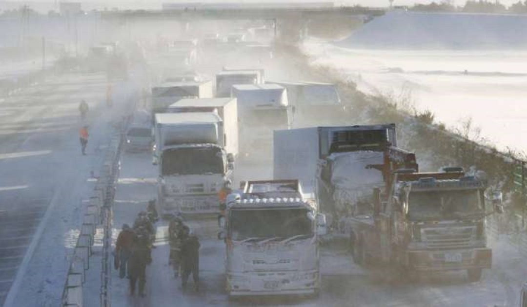 مقتل شخص وتصادم أكثر من 130 سيارة على طريق سريع في اليابان بسبب الثلوج