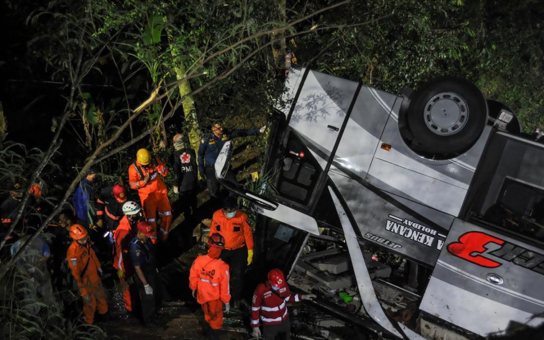 مقتل 27 شخصا إثر سقوط حافلة تقلّ تلاميذ في واد في إندونيسيا