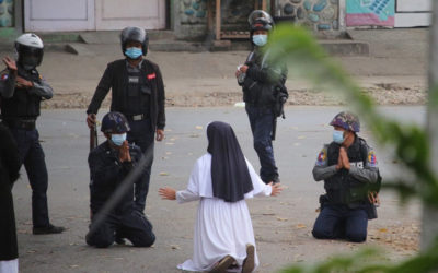 راهبة مناشدة شرطة ميانمار لعدم إطلاق النار على الأطفال: “اقتلوني بدلاً منهم”!