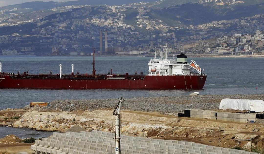 “وول ستريت جورنال”: مالكو السفن في الاتحاد الأوروبي يتسابقون لنقل النفط الروسي قبل بدء العقوبات