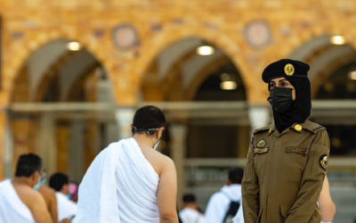 شرطية سعودية بزي عسكري عند الكعبة تثير اهتمام المواطنين