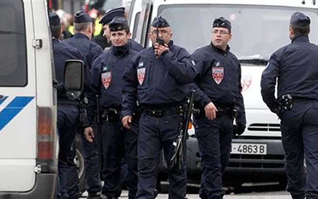 حشود هاجمت مركزا للشرطة في باريس بعد دهس شاب بسيارة للشرطة