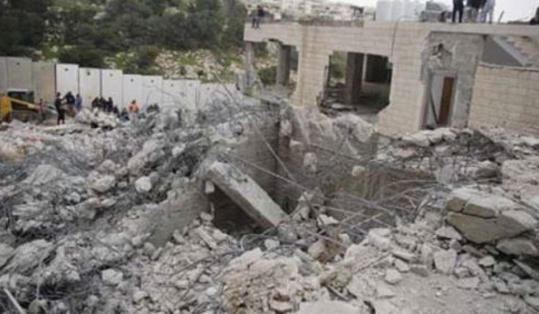 قوات الاحتلال الاسرائيلي اقتحمت حي البستان بالقدس وباشرت بهدم منازل لفلسطينيين