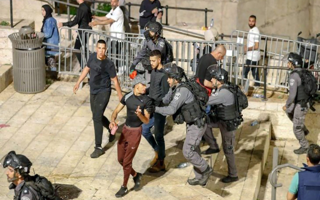 قوات الاحتلال الإسرائيلية اعتقلت 7 أشخاص من بلدة بيت امر شمال الخليل