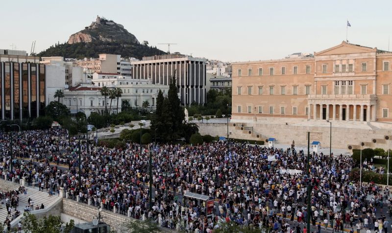 الآلاف يحتجون في أثينا على حملة التطعيم ضد كورونا